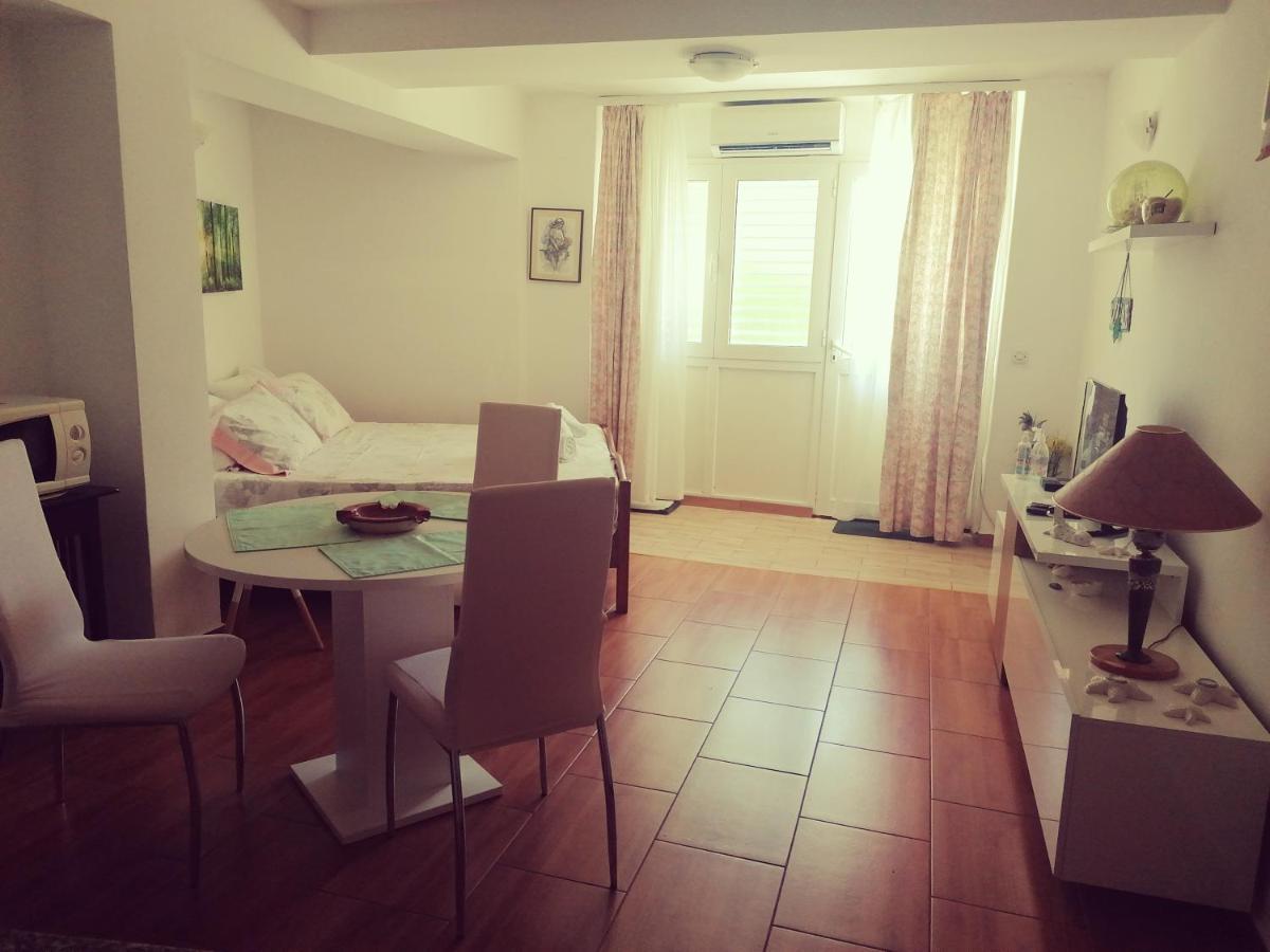 Apartment Lju On The Beach Split Exterior photo