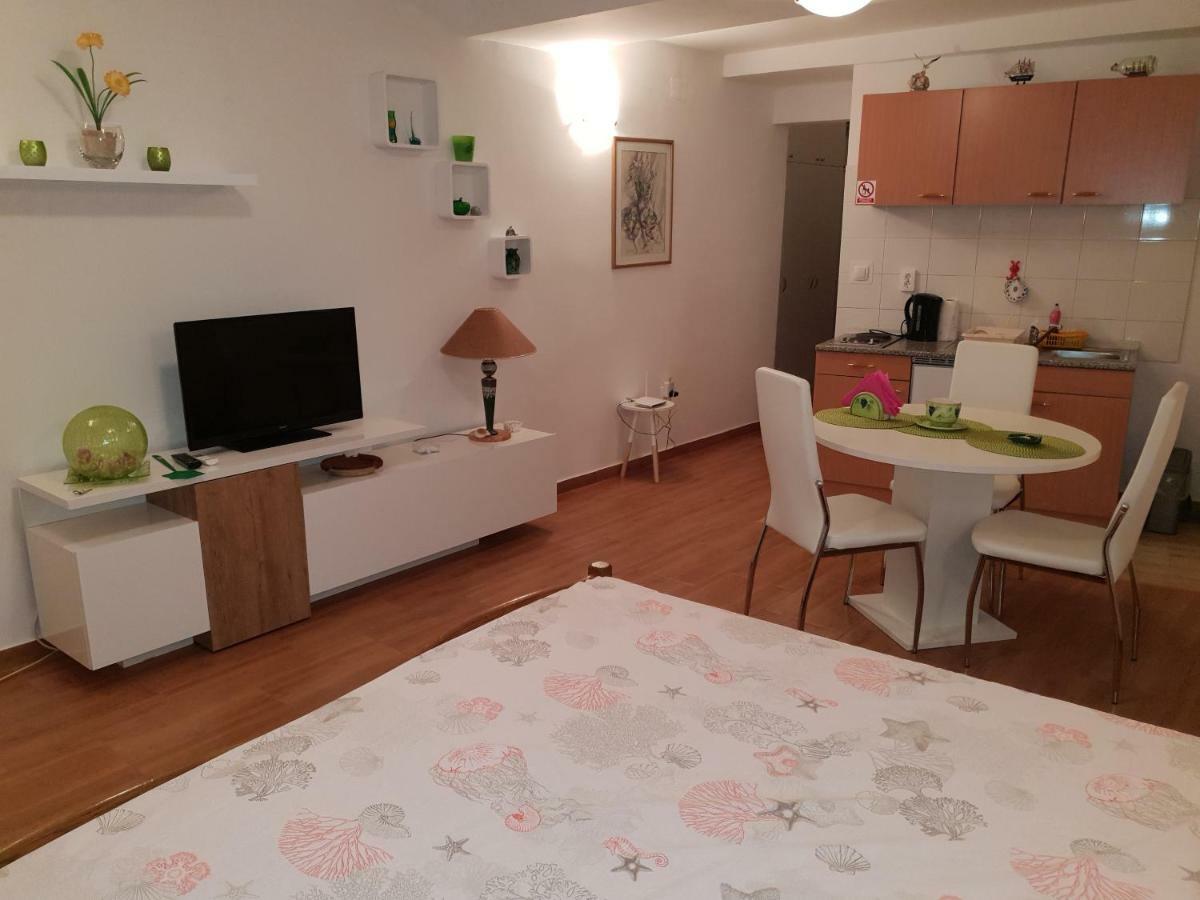 Apartment Lju On The Beach Split Exterior photo